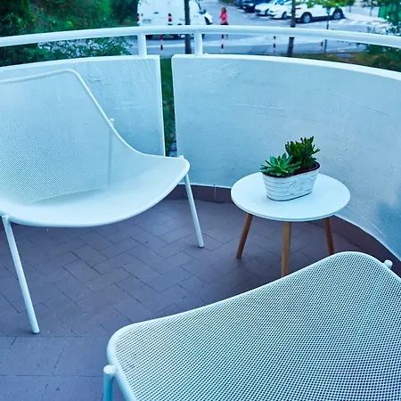 Modern In The Center Of Apartment